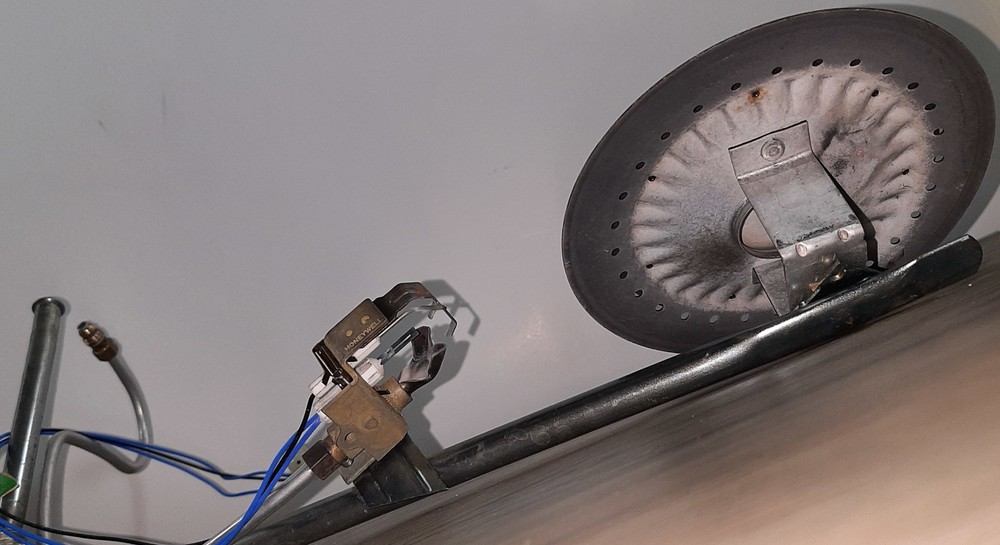 Pilot Igniter & Burner Assembly Q3400A1008 BradfordWhite MITW50L6BN12 Used Good