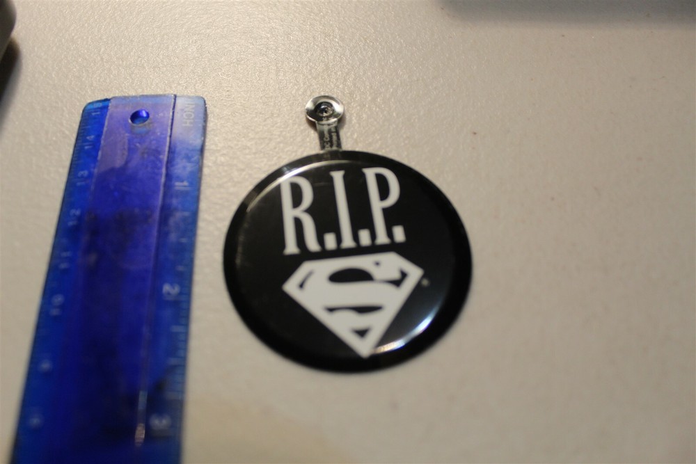 RETURN OF SUPERMAN 4 BUTTON SET AND RIP SUPERMAN BUTTON 1993 DC