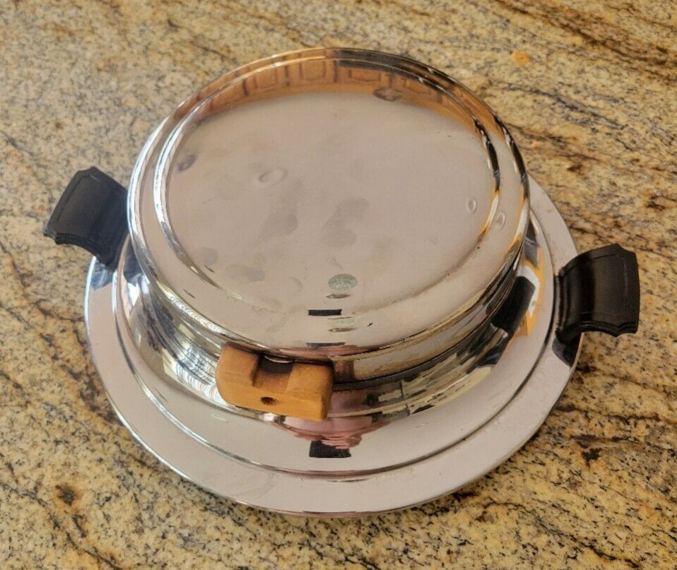 Vtg Universal Landers Frary & Clark Waffle Iron  E7104A Missing Original handle.