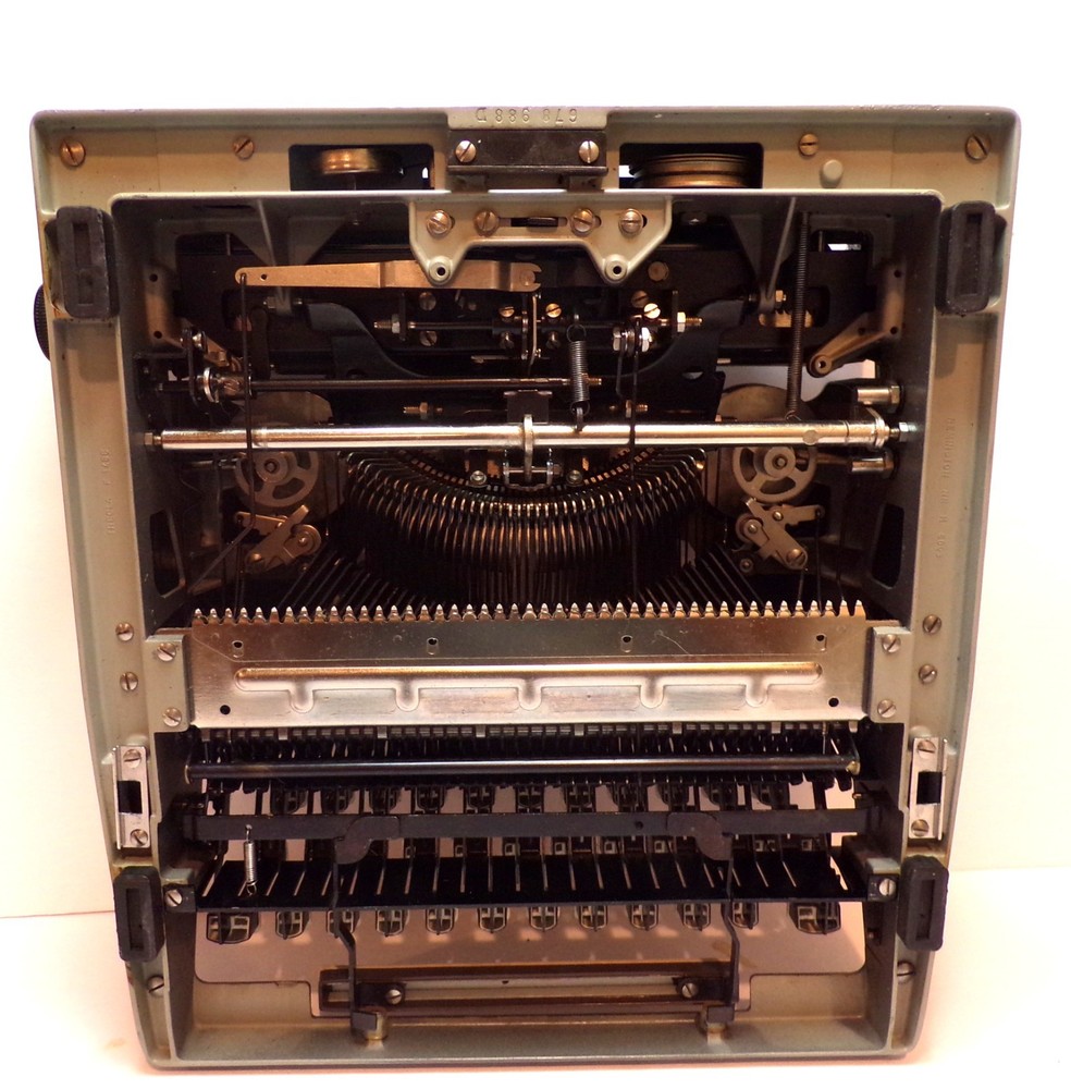 1960's Remmington Travel-Writer Typewriter With Case