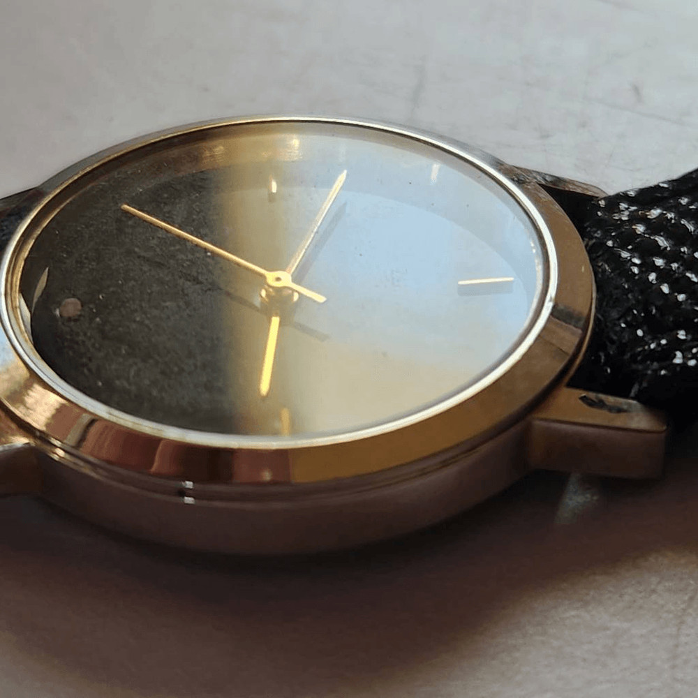 Basic face black Quartz watch gold dial stainless steel Japan movement