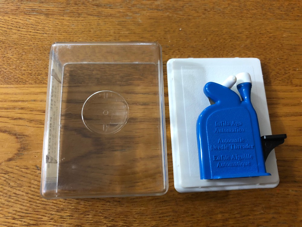 Vintage Ditta Martinelli Italian Automatic Needle Threader Blue #41783