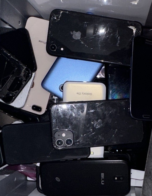 One RANDOM Apple iPhone or Android for Scrap, Parts