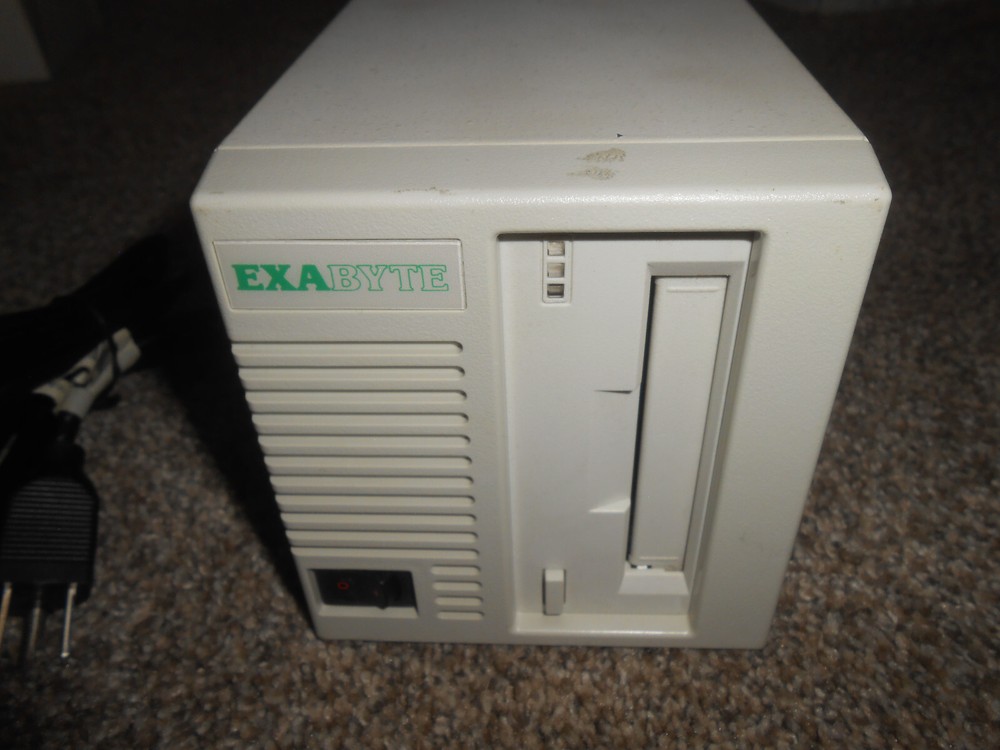 EXABYTE EXB-4200CT External Tape Drive 4MM DAT 2/4GB SCSI - Untested