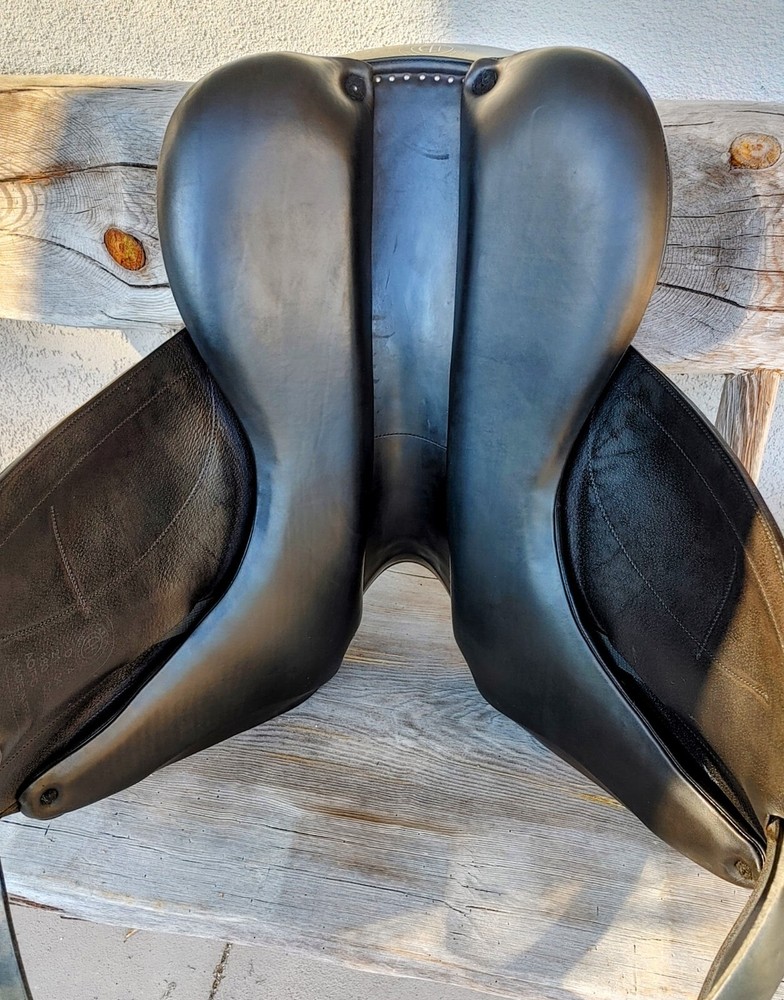 Arion D4 /18"/Dressage Saddle UC281