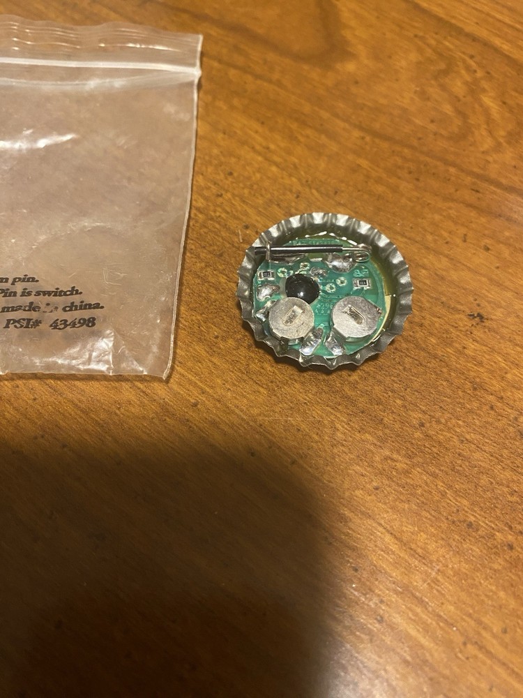 COORS LIGHT BOTTLE CAP AD PIN / BLINKING RED LIGHT