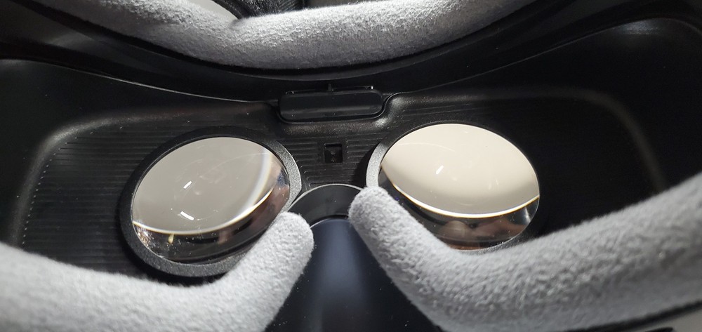 Samsung (Oculus) Gear VR and Gear VR controller