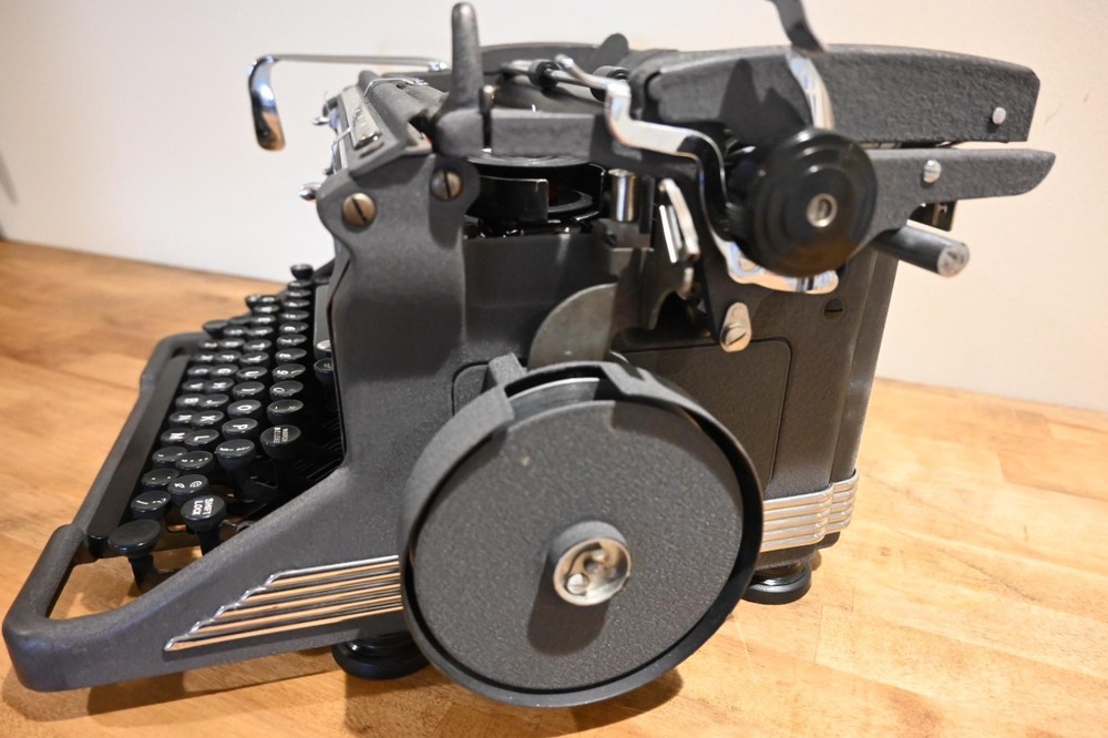 Underwood Typewriter – Rare Cleaned Italic Display Typeface