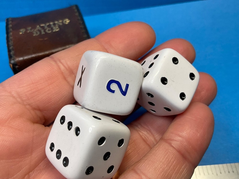 ——— QUALITY SET OF DICE WITH LEATHER CASE——-B-2