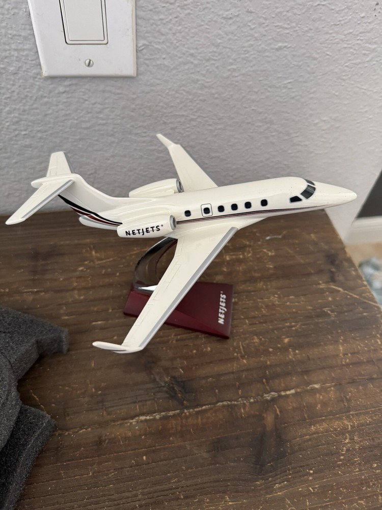 BUSINESS NETJETS EXECUTIVE DESK MODEL