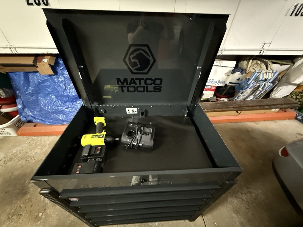 Standup Matco Toolbox