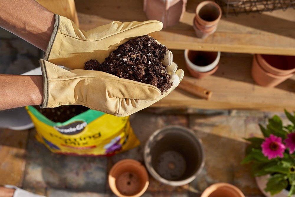Miracle-Gro Potting Mix 16 qt