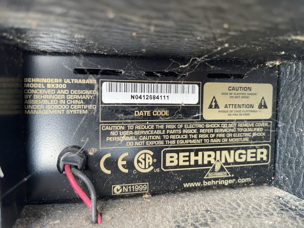 BEHRINGER UltraBass BX300 Bass Amplifier DYNAMIZER Explosive Punch