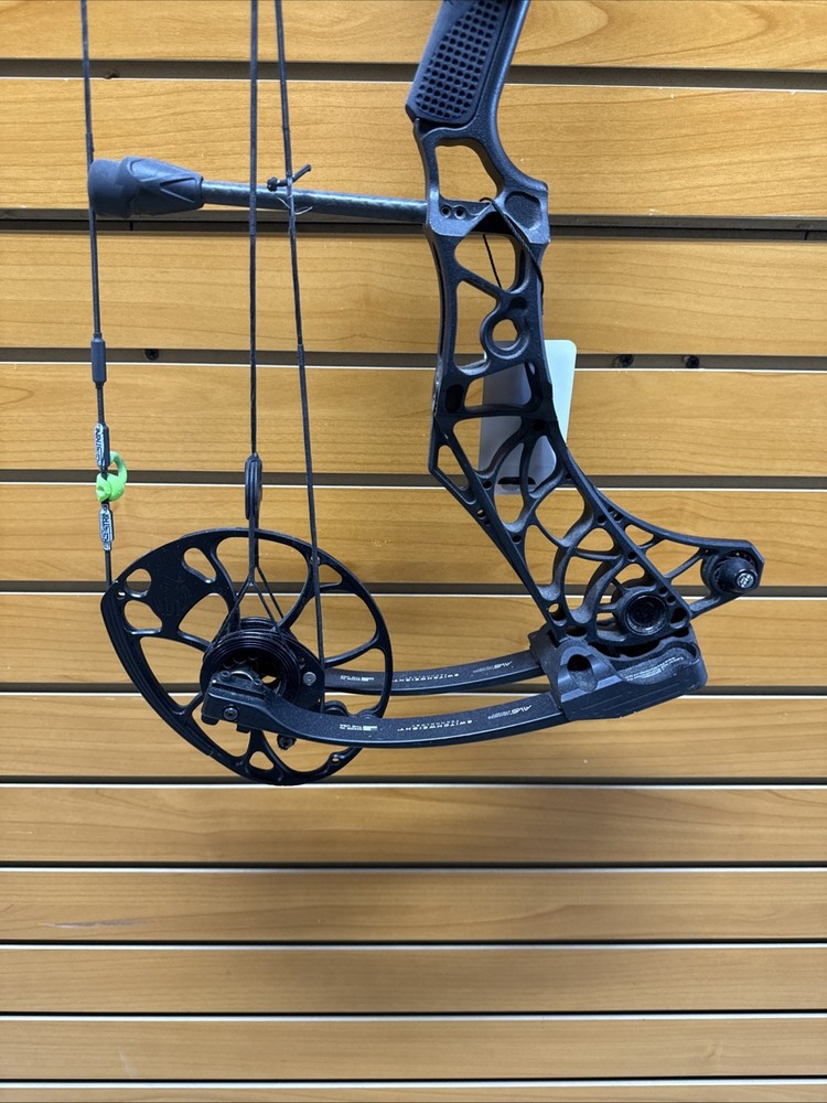 Item 3558 - Mathews Archery Compound Bow - V3 31 - RH - Black