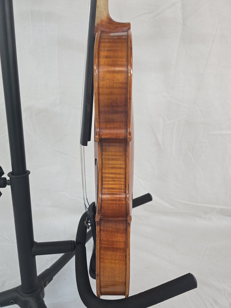 Amati's Fine Instruments Model AFV-017 4/4 Violin with Bow & Case