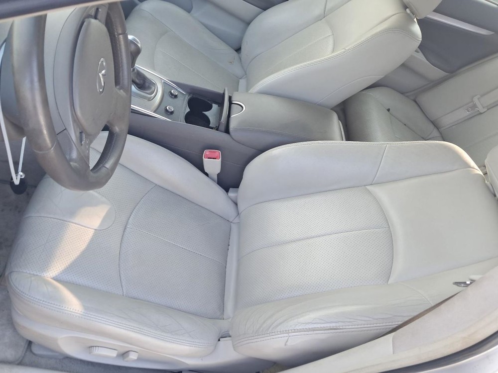 Q40 2015 Glove Box 5009850
