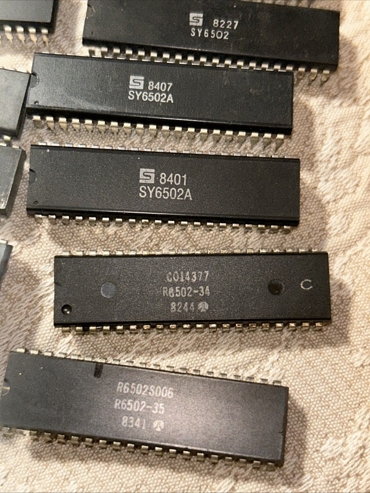 12 Assorted Makers 6502 CPU , Untested - See Photos For Specifics