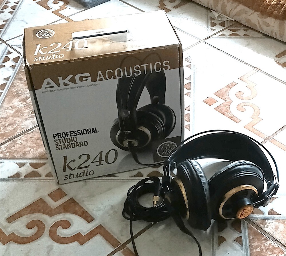 AKG K240 Studio Professional Studio Standar-Mobile Full Digital Use & excellent!