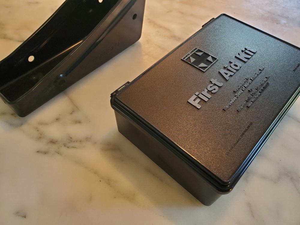 MERCEDES BENZ FIRST AID KIT 107