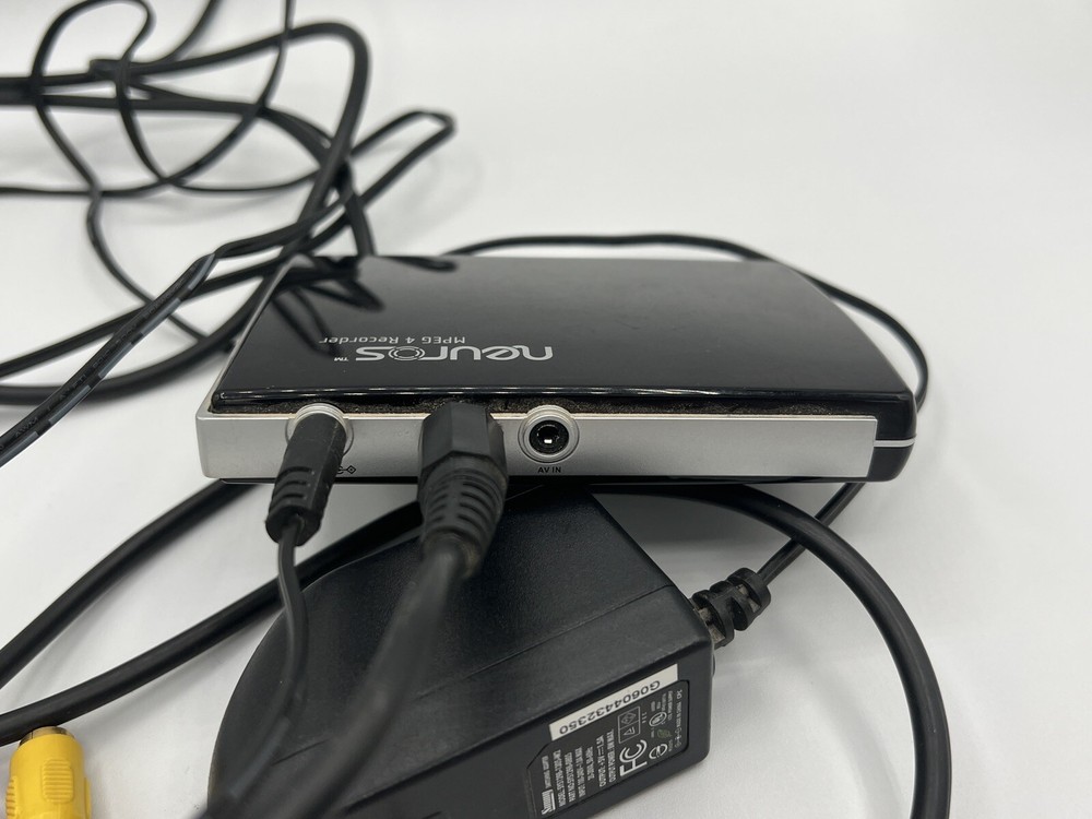 Neuros MjB2400 MPEG4 Video Recorder 2 MPEG4 With Cables
