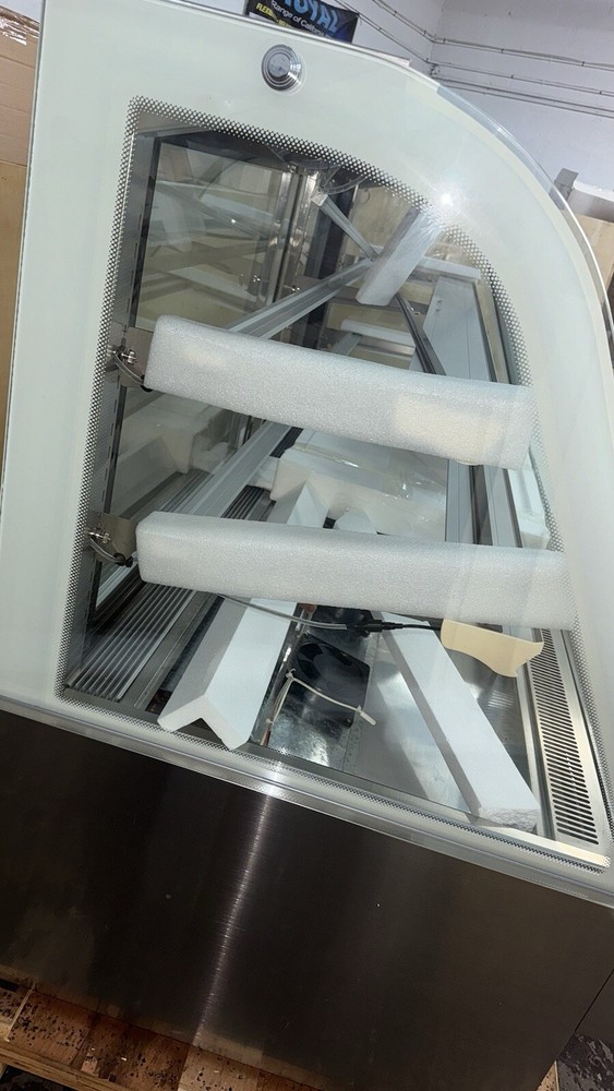 CURVED GLASS 72" Display Case 72" REFRIGERATED DELI - BAKERY DISPLAY CASE