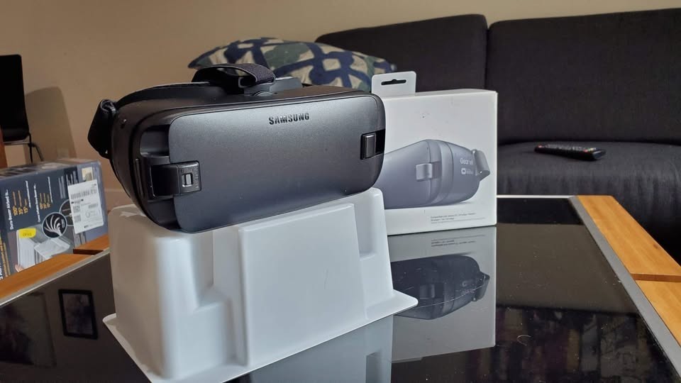 Samsung Gear VR - Virtual Reality Headset