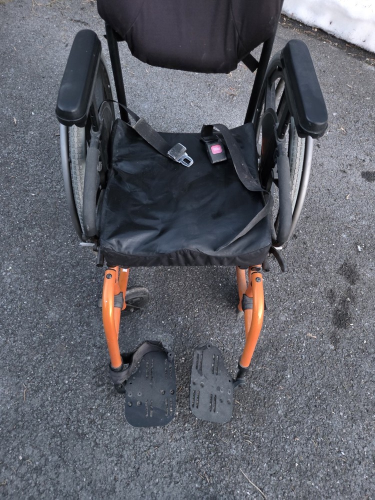 QUICKIE QXI folding WHEELCHAIR Excellent Condition Orange