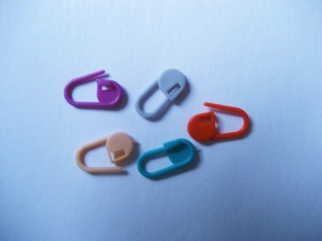 CRAFT-KNITTING/CROCHET 20 x Assorted Plastic Locking Stitch Markers