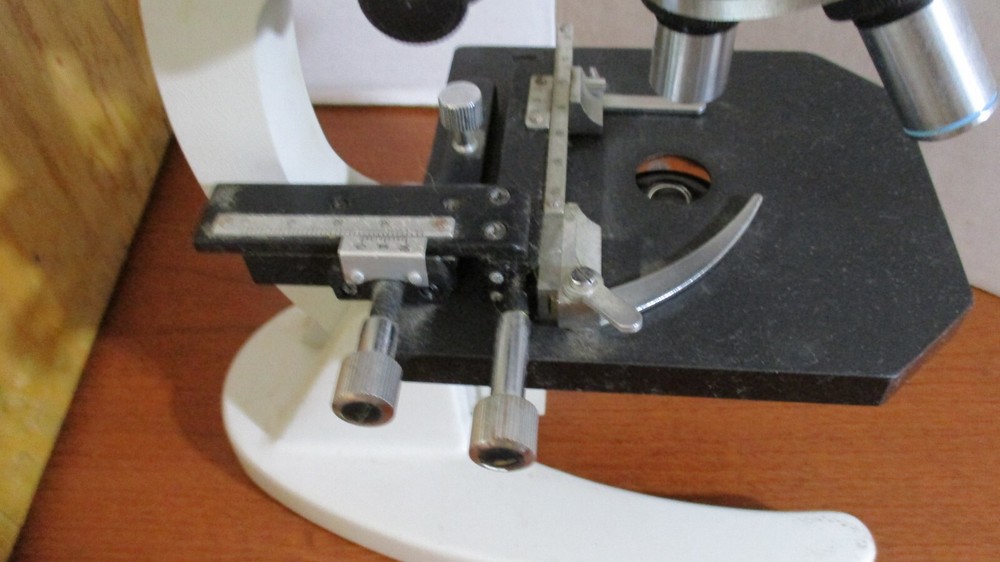 Vintage HEAVY DUTY SCIENTIFIC MICROSCOPE w/ WOOD BOX