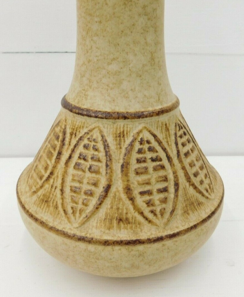 Leaf Pattern Pottery Vase / A-37