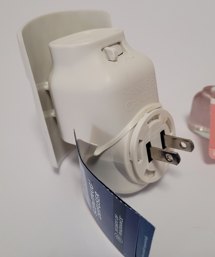 Yankee Candle Scentplug Diffuser and 3 Pink Sands Scent Refills