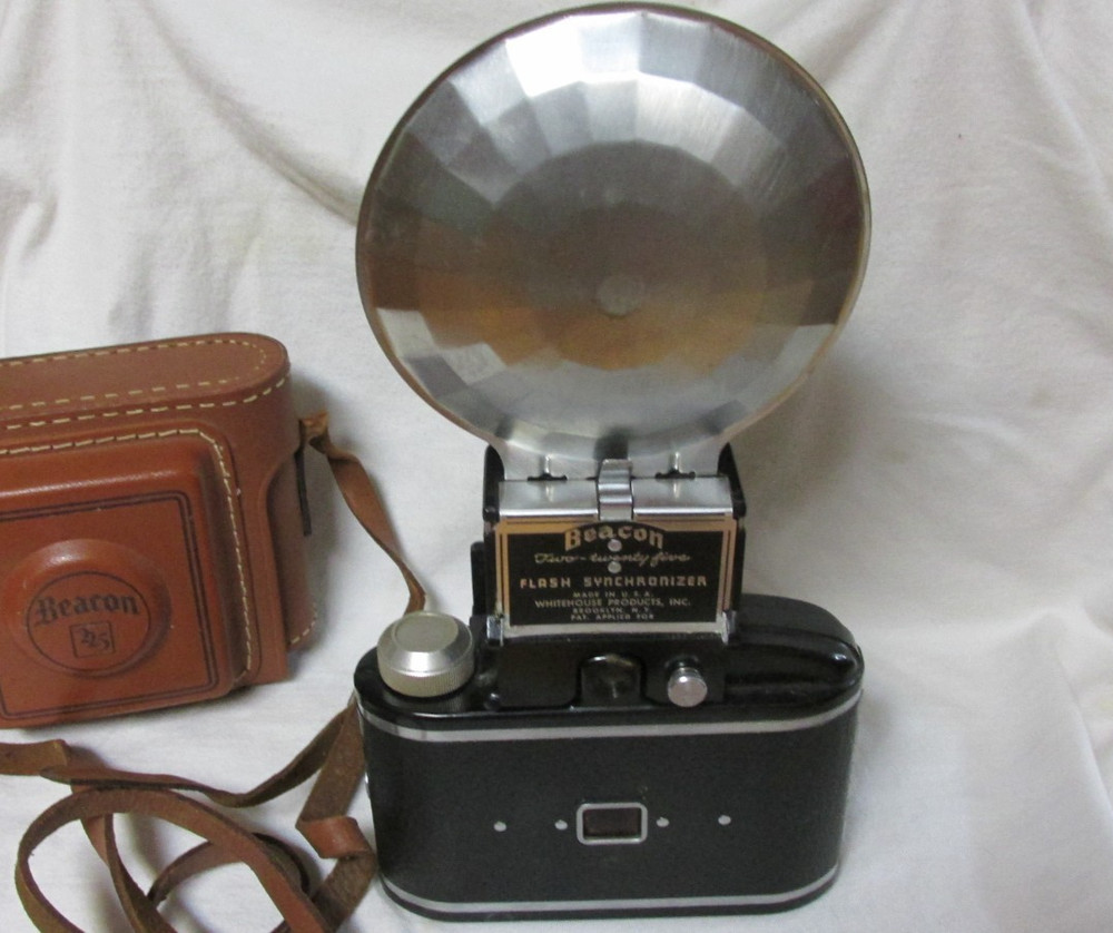VINTAGE 1950s BEACON TWO TWENTY FIVE CAMERA w/ FLASH & FULL CASE