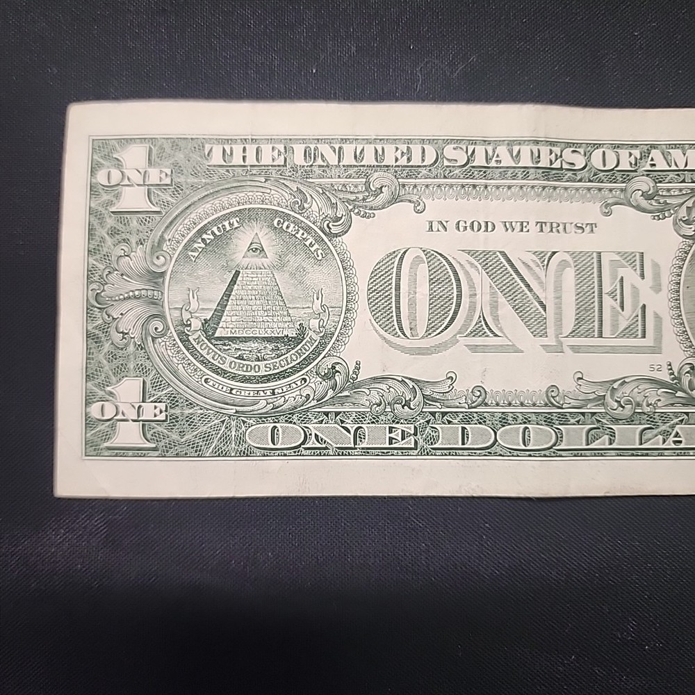 ERROR MISALIGNED MISCUT. ONE DOLLAR BILL