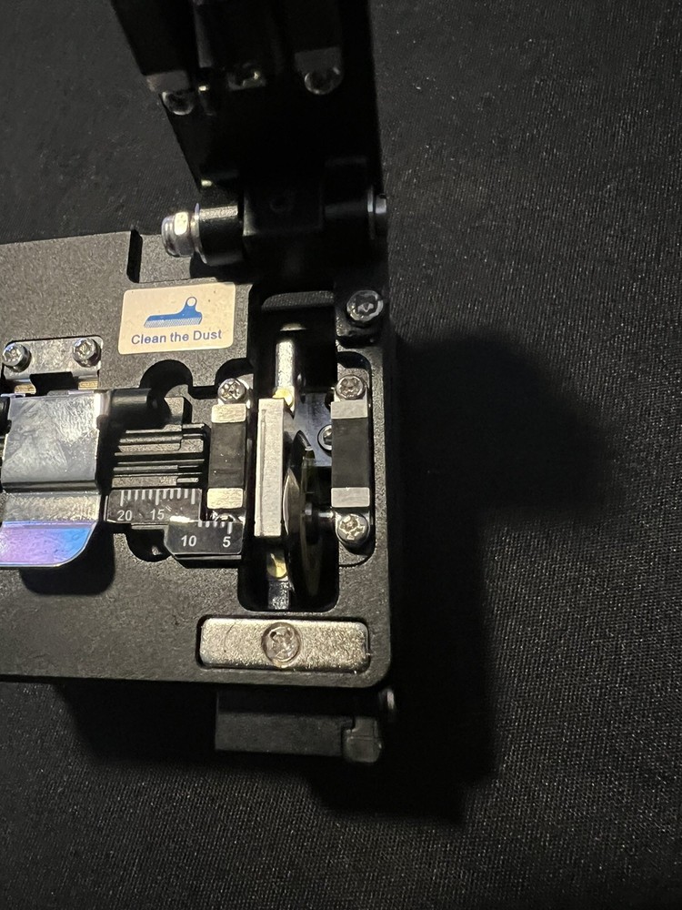High Precision Fiber Cleaver with Surface Blade