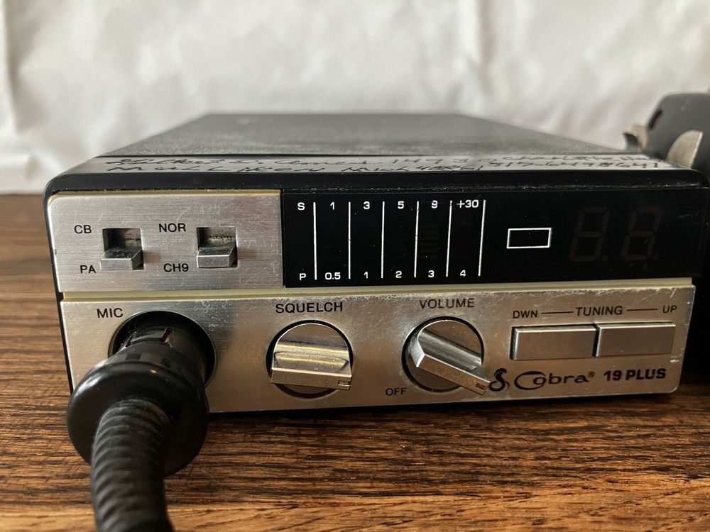 VINTAGE COBRA 19 PLUS CB RADIO UNTESTED Powers On