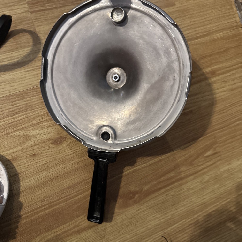 Presto Stainless Steel Pressure Cooker Model 01/PS6.