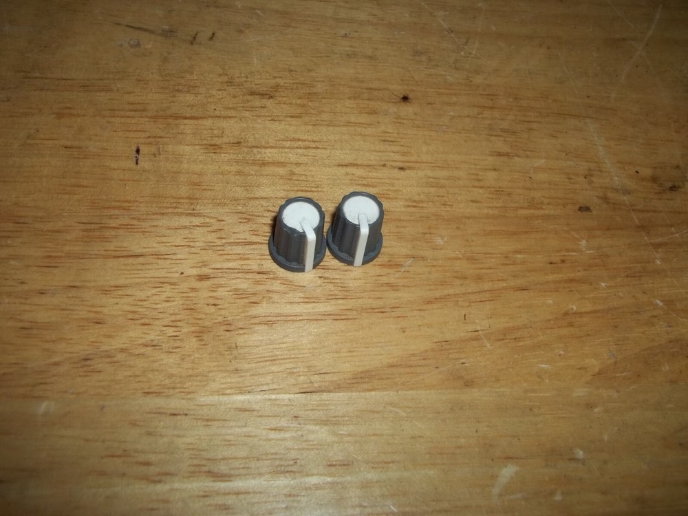 Soundtracs 32-4-2- Studio Mixer White Top Knobs (2)