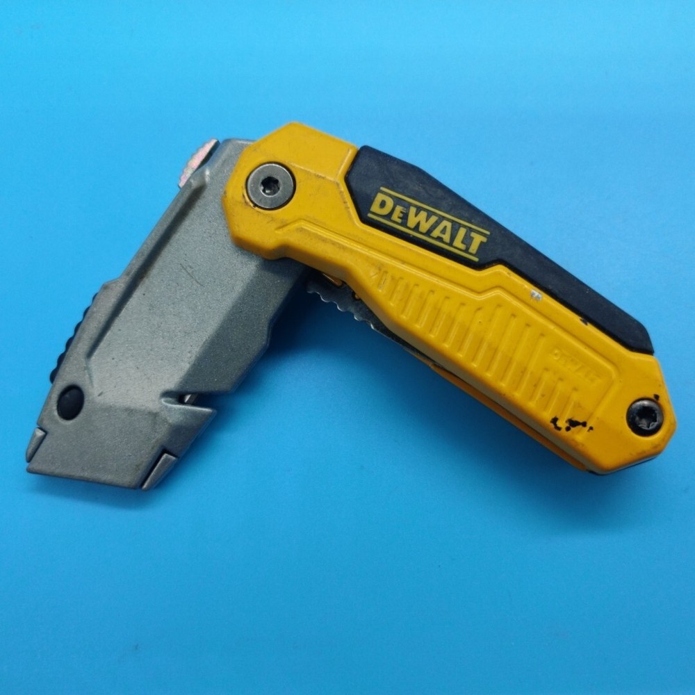 USED Dewalt Folding Retractable Knife Rapid Change Blade 0204b