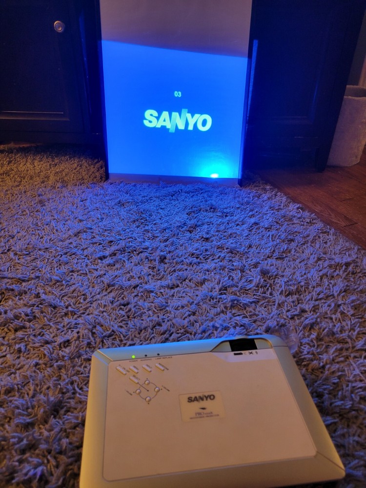 Sanyo PLC-XU73 Pro xtraX Multiverse Projector