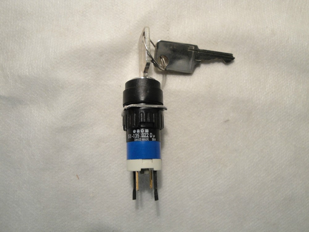 NEW EAO KEY SELECTOR SWITCH 51-135-022-D  2 POSITION