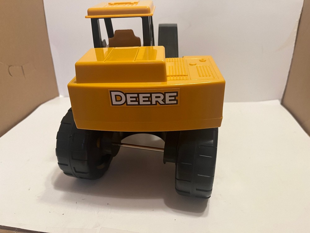 John Deere Sandbox Big Scoop Excavator Toy with Tilting Dump Bed - Construction