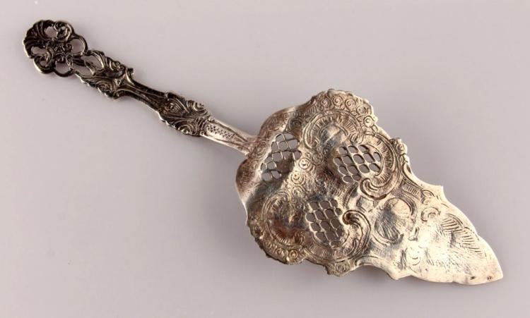 800 SILVER FLORAL MOTIF OPENWORK PIE SERVER