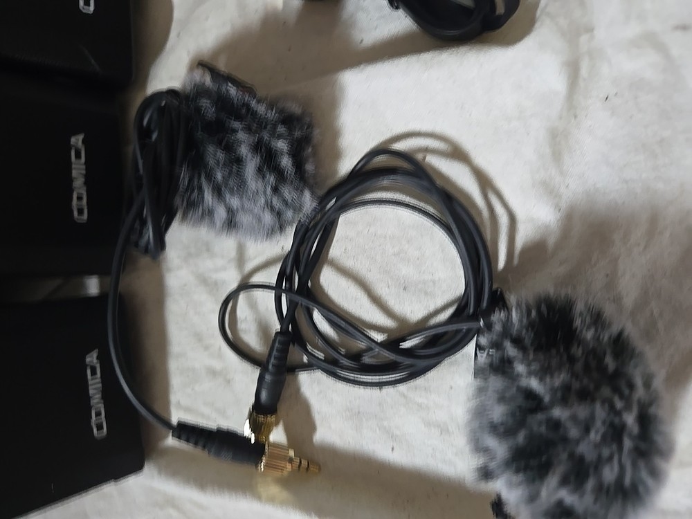 Comica CVM-WM100-PLUS RX Wireless Microphone system Case Mic USB Cable