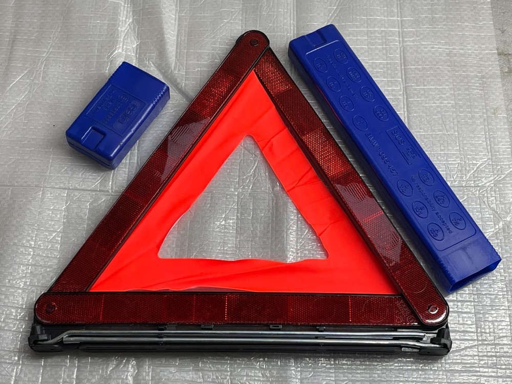 BMW 320i E92 HAZARD WARNING TRIANGLE E127R03566 1095457