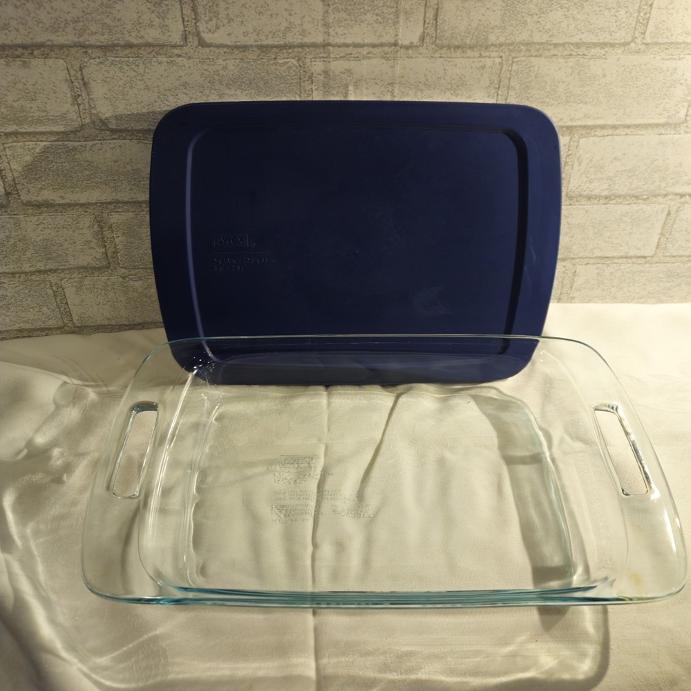 Pyrex #233 Casserole Dish (9 x 13) with Blue Lid ~ 3 Quart