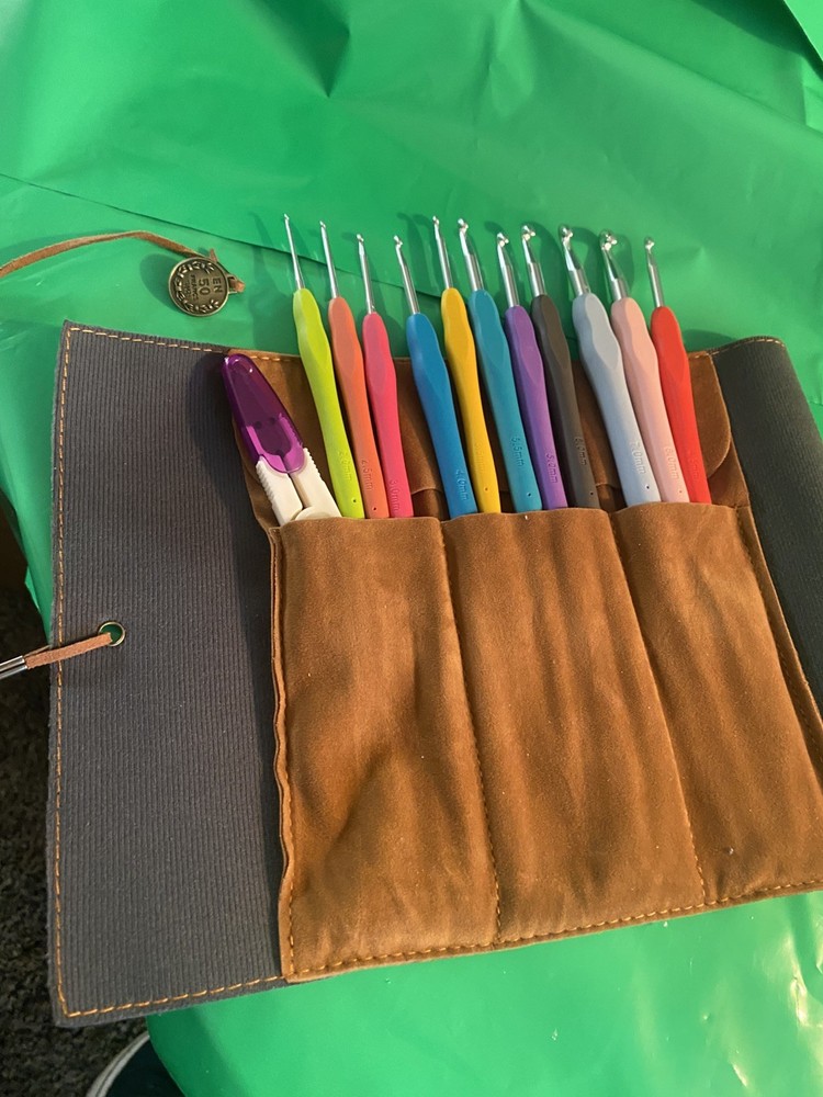 Ergonomic Crochet Hooks 11 PC with wrap Case/accessories Beginners EUC