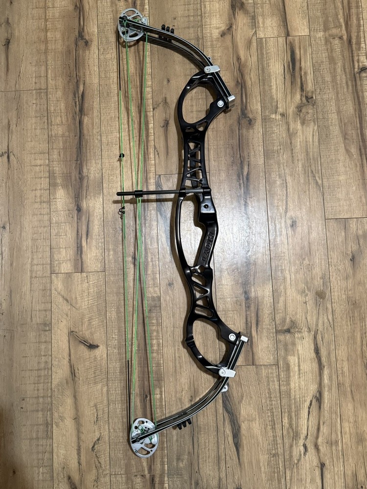 Hoyt Pro Comp Elite XL black Right Hand Compound target bow.