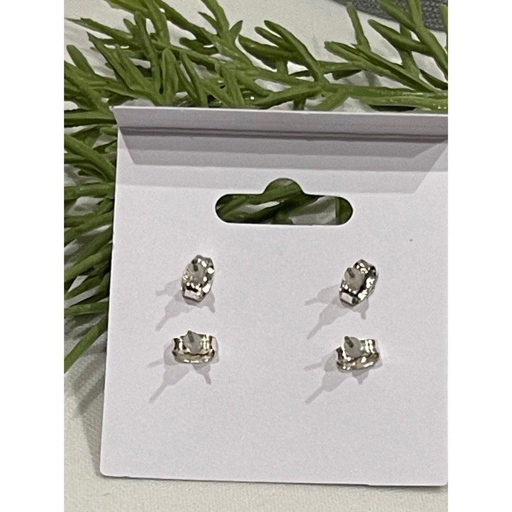 2 Pairs Of Stud Earrings