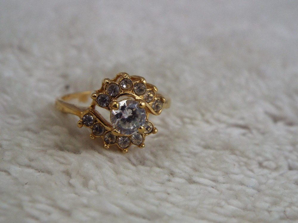 Goldtone Rhinestone Ring ~ Size 7.5 (B30)