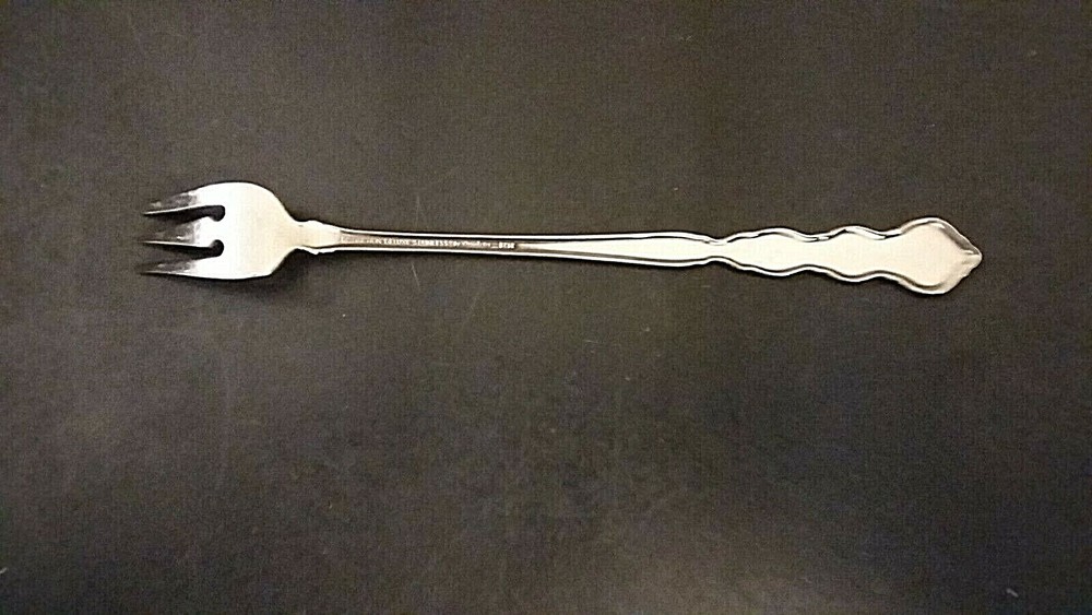 Oneida Valerie stainless cocktail fork 6 1/8"